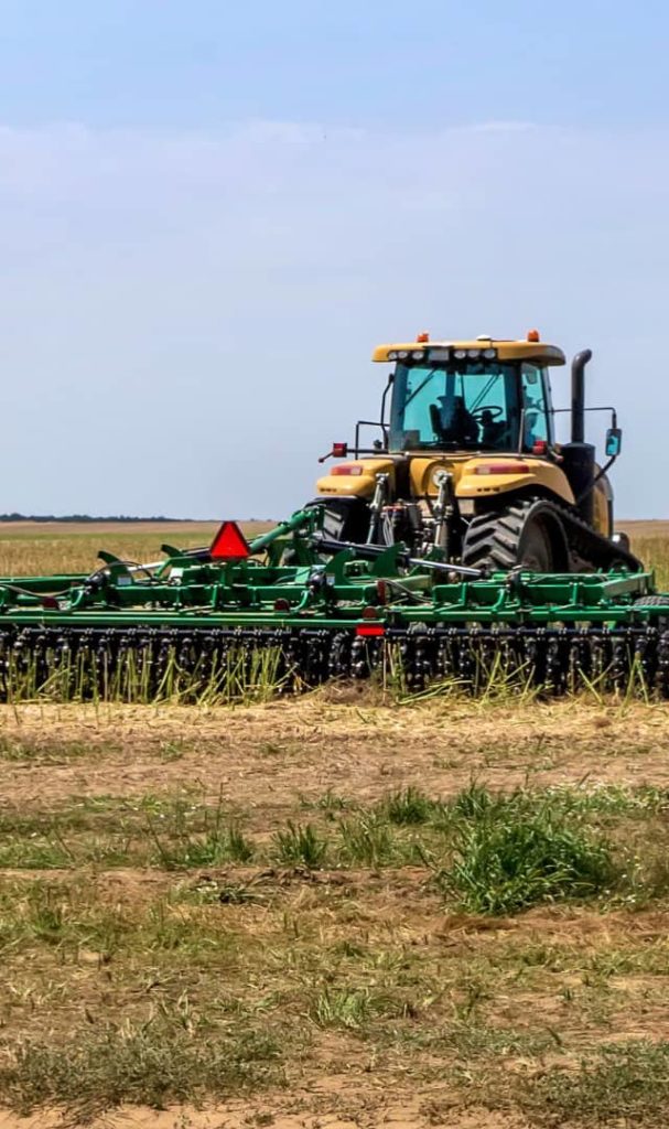 tracteur en train de récolter du blé suite à épandage