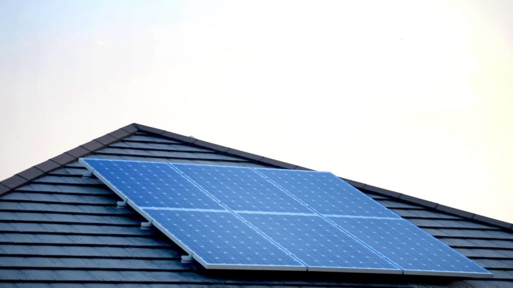 Panneaux solaires hybrides sur le toit d'une résidence privé