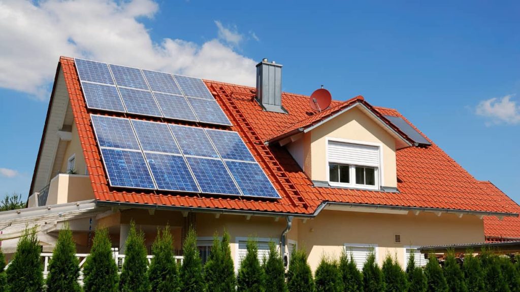 Panneaux solaires photovoltaïques sur le toit d'une habitation individuel