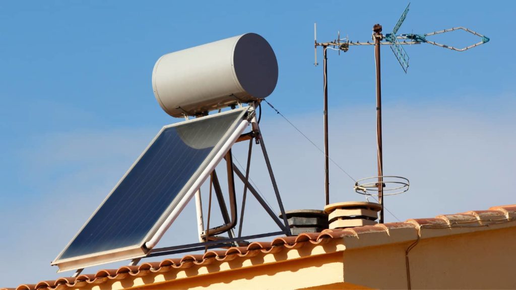Panneaux solaires thermiques installés sur le toit d'une maison