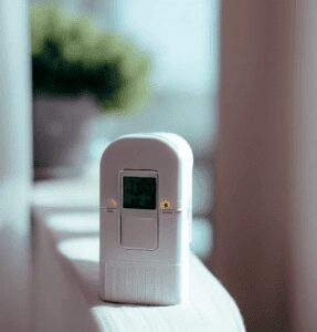 Capteur de qualité de l'air mesurant les particules fines dans la maison