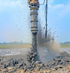 Image d'un processus de jet grouting en cours sur un chantier de construction.