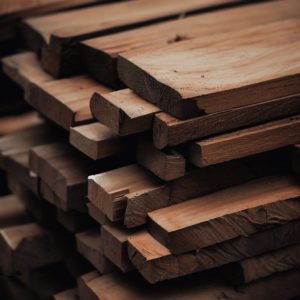 Pile de planches en bois utilisées dans la construction durable