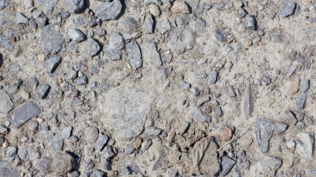 sol constitué principalement de roches